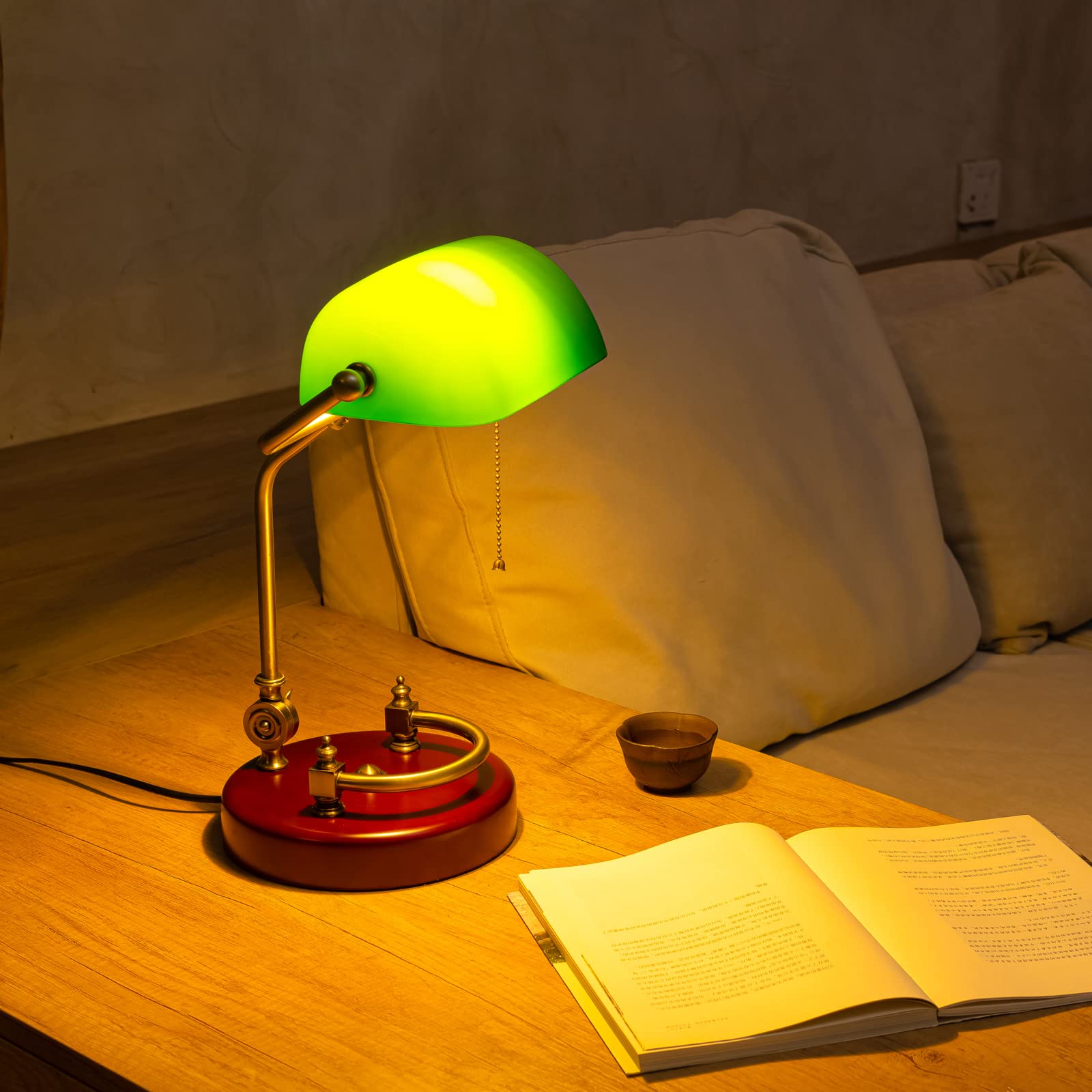 Gemini의 응답 Vintage Banker’s Desk Lamp - Traditional Green Glass Library Lamp with Solid Birch Wood Base