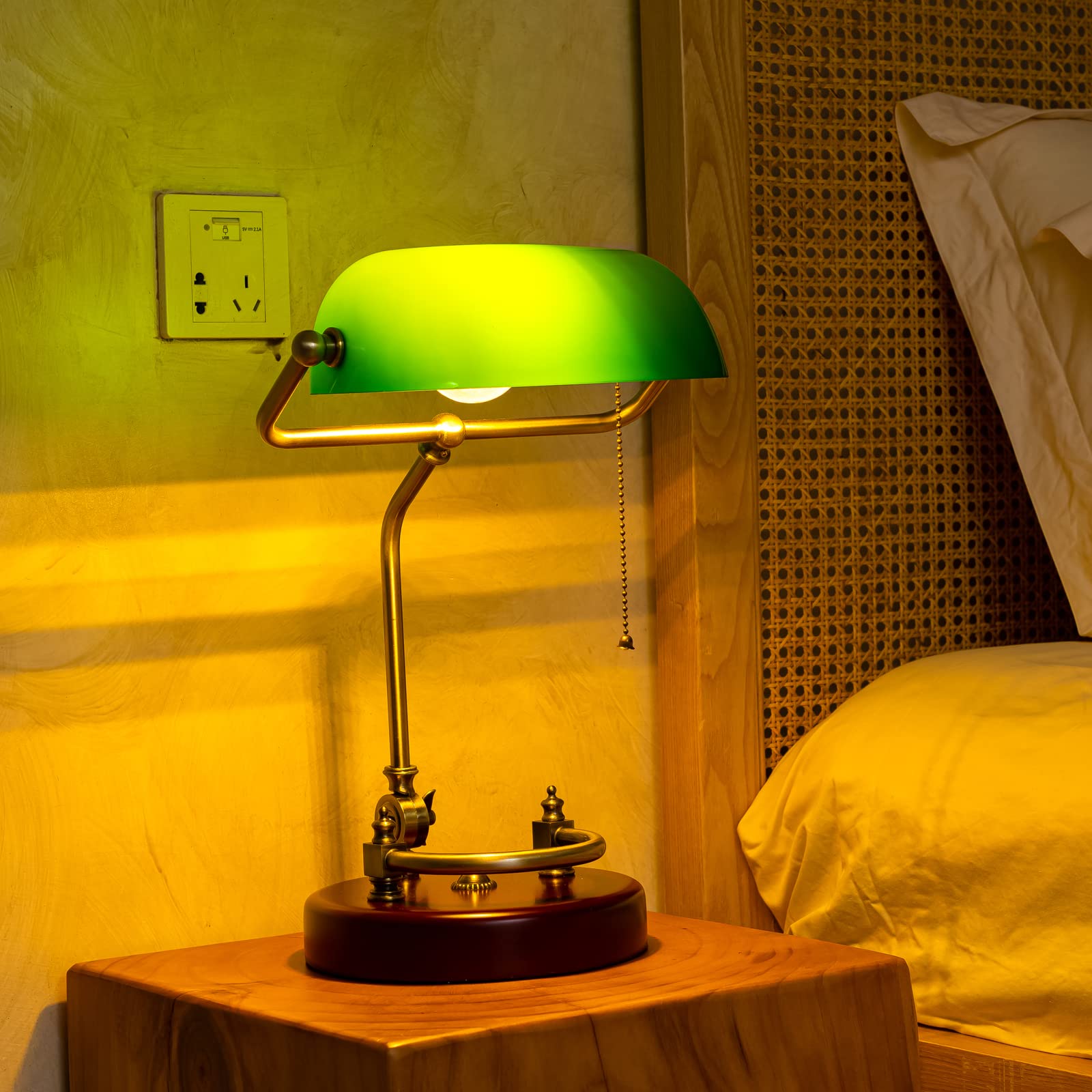 Gemini의 응답 Vintage Banker’s Desk Lamp - Traditional Green Glass Library Lamp with Solid Birch Wood Base